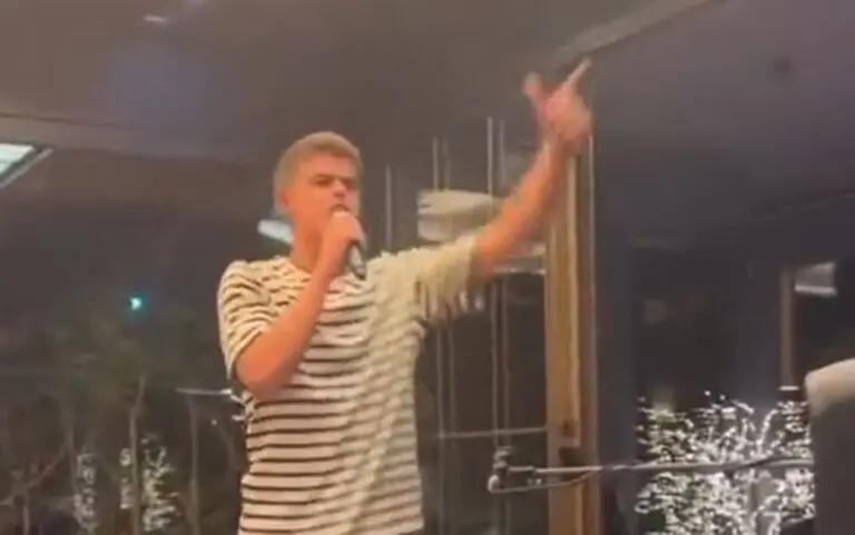 De Ketelaer canta Rihanna