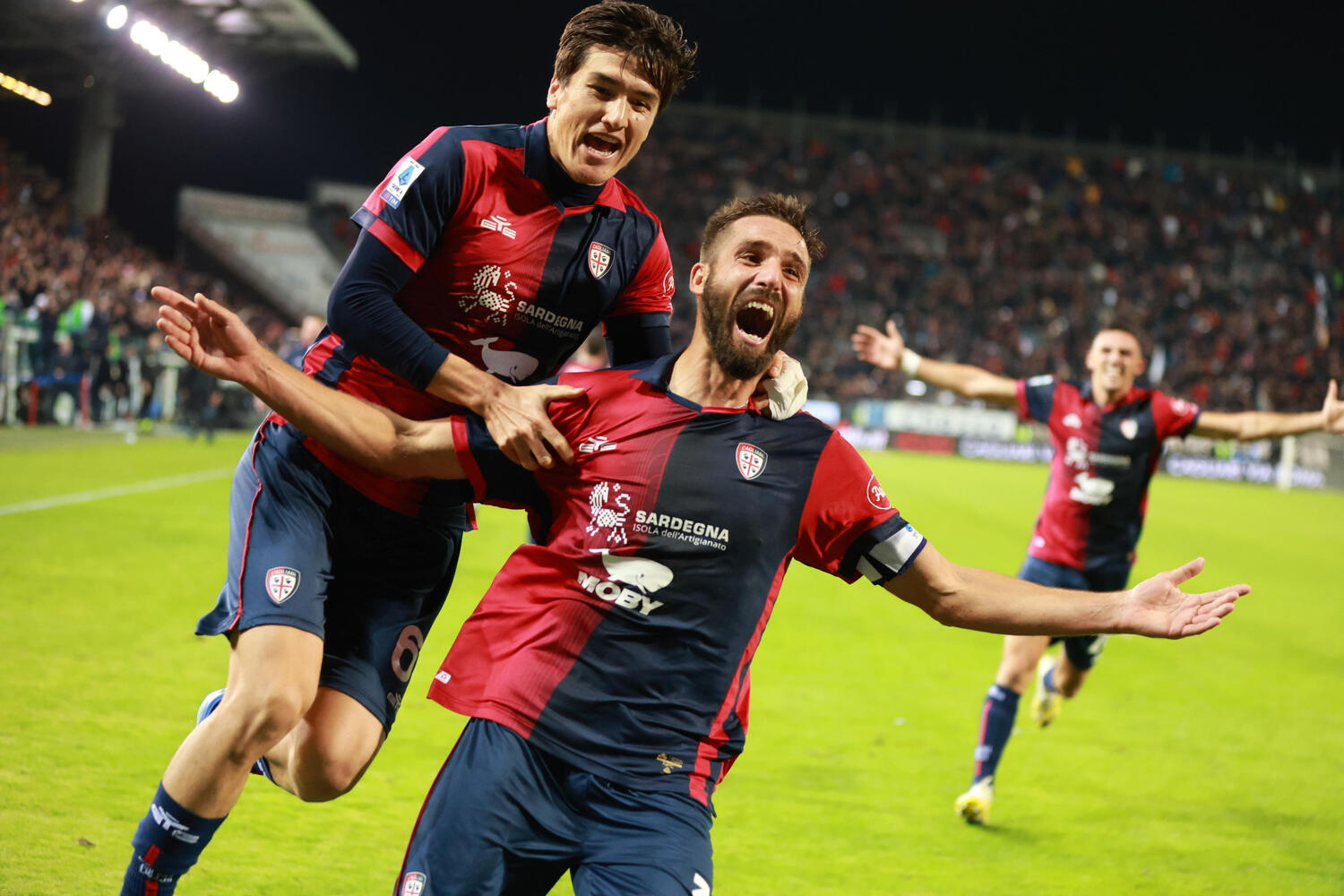 Cagliari immortale! Pavoletti in rovesciata stende il Sassuolo al 99?! | CLASSIFICA