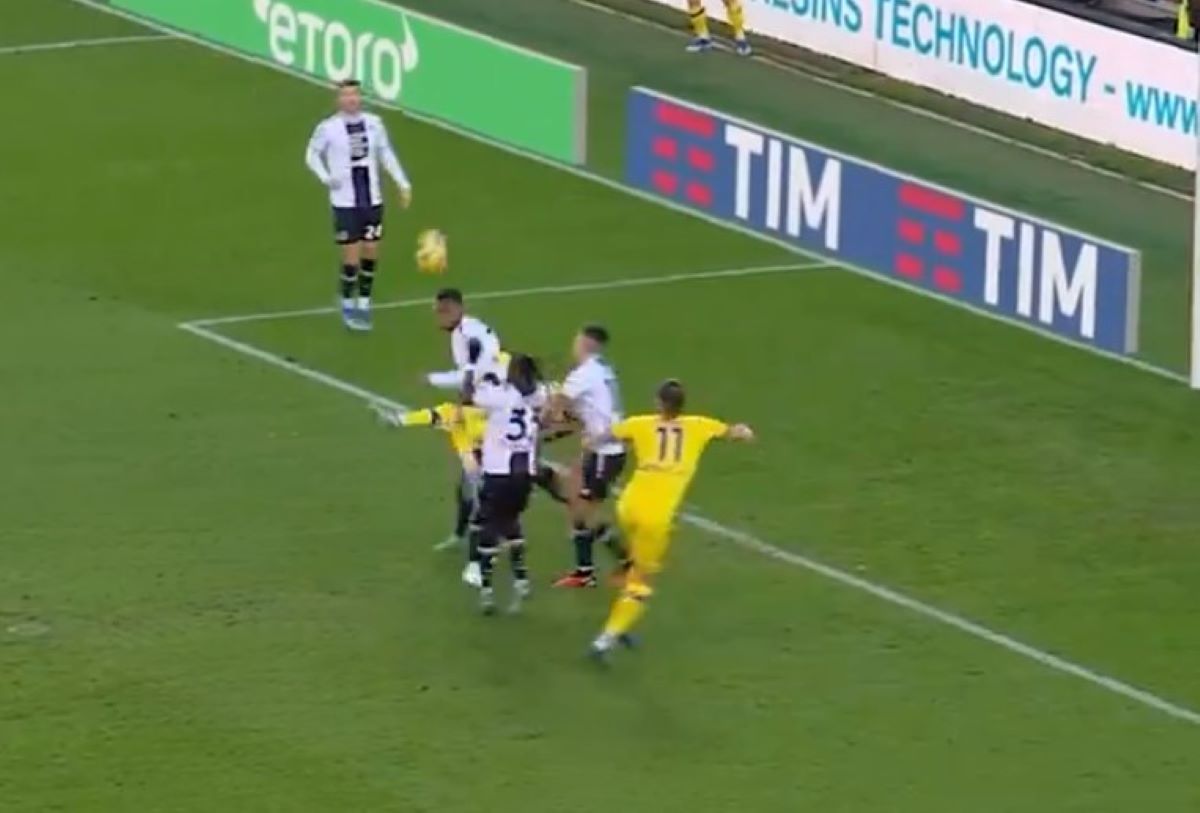 Verona, gioiello Ngonge: il gol pazzesco in rovesciata contro l’Udinese | VIDEO