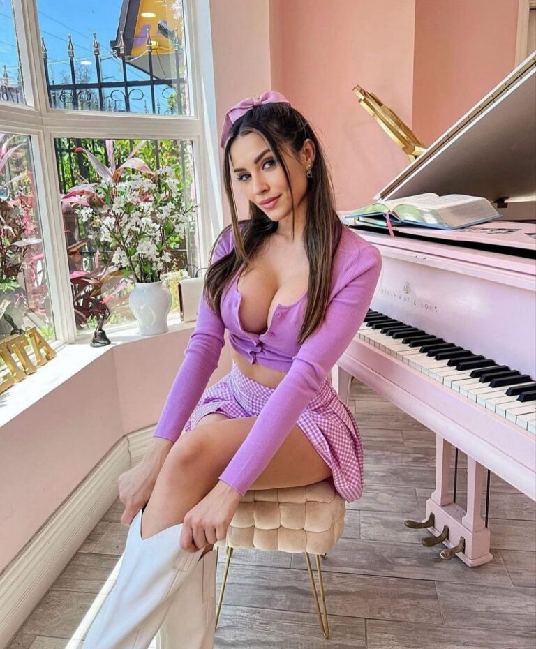 Emily Pellegrini modella AI