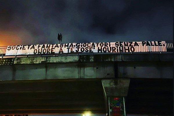 Roma striscione Mourinho