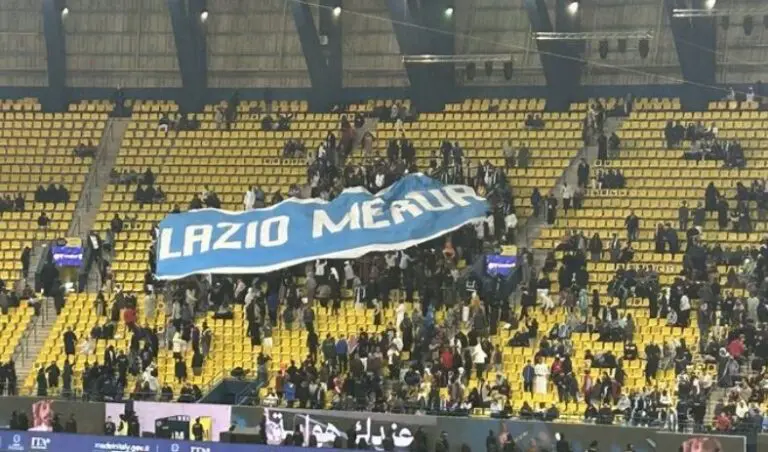 Striscione tifosi Supercoppa Italiana Lazio merda