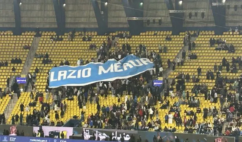 Striscione tifosi Supercoppa Italiana Lazio merda