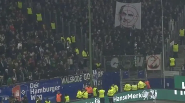 Tifosi Hannover striscione mirino Martin Kind