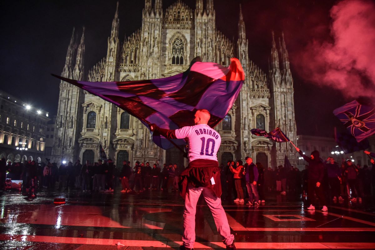 Inter, piazza Duomo in festa: canti, fuochi d’artificio e caroselli | FOTO e VIDEO