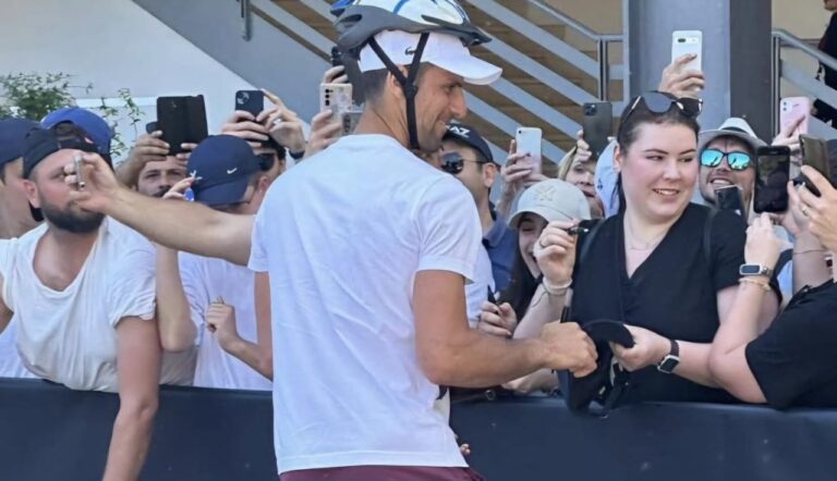 Djokovic con il casco dai tifosi degli Internazionali d'Italia