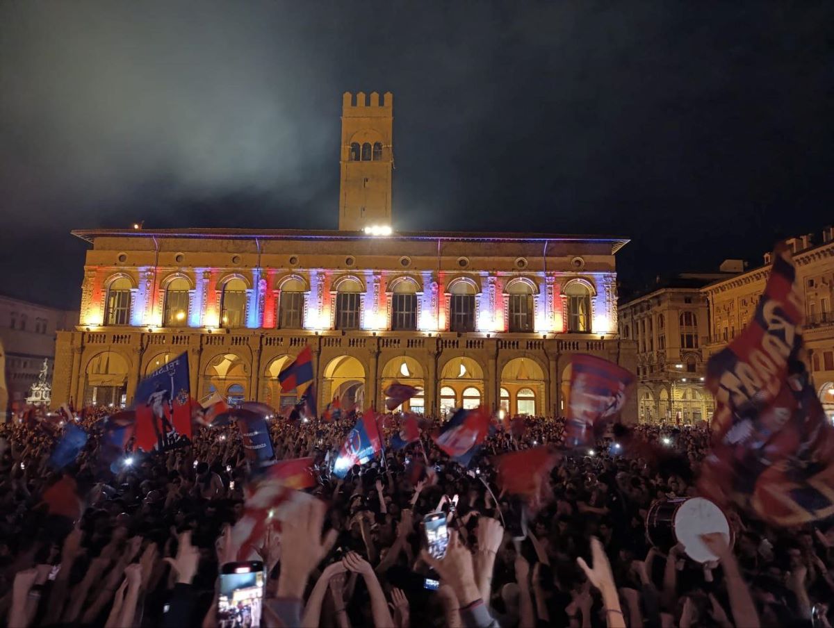 Bologna, il sogno è realtà: festa scatenata in piazza dopo la certezza Champions | FOTO e VIDEO