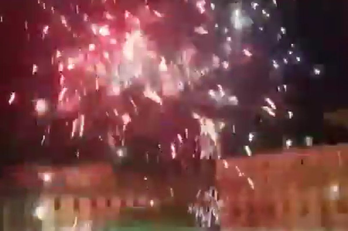 Sfottò e fuochi d’artificio: i tifosi del Genoa festeggiano l’eliminazione della Samp | VIDEO