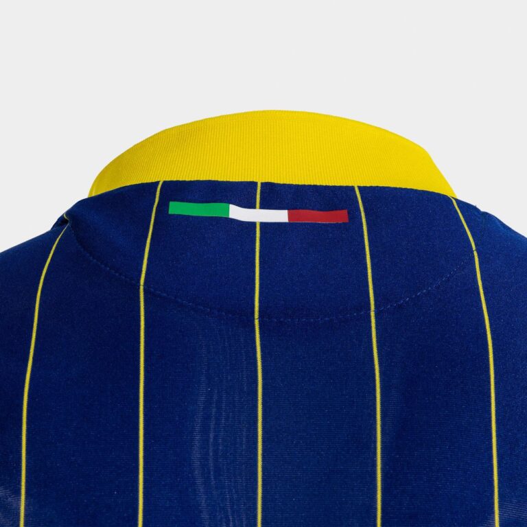 Nuova maglia del Verona 20242025 "Iconica" come il testimonial