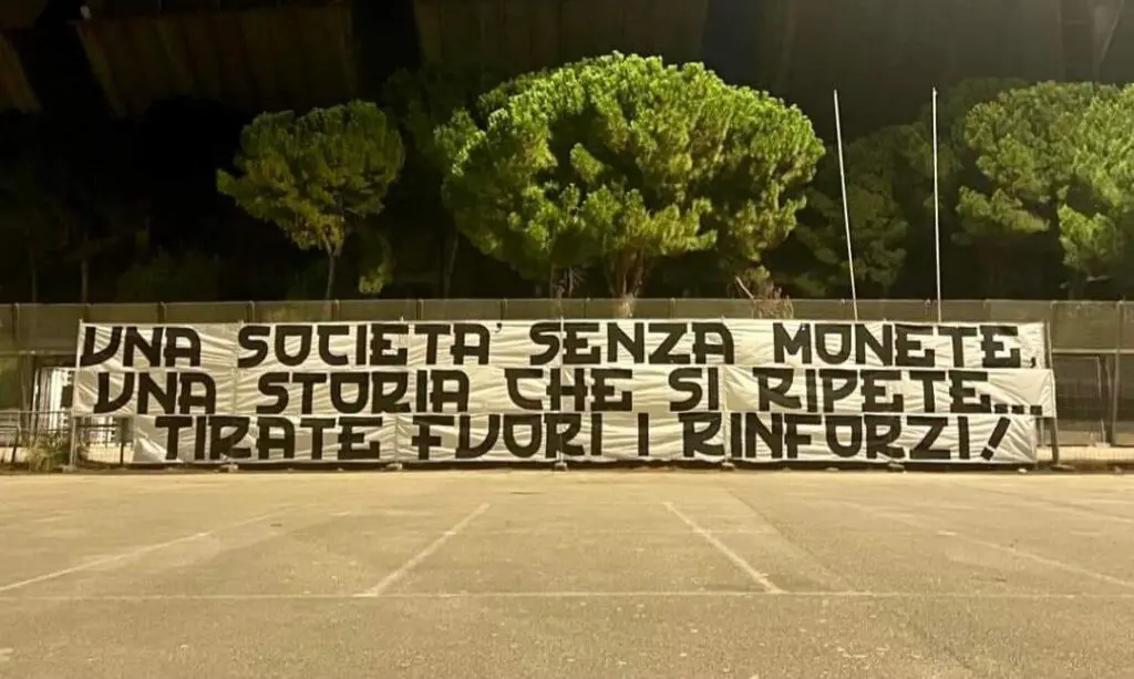Striscione contestazione Bari