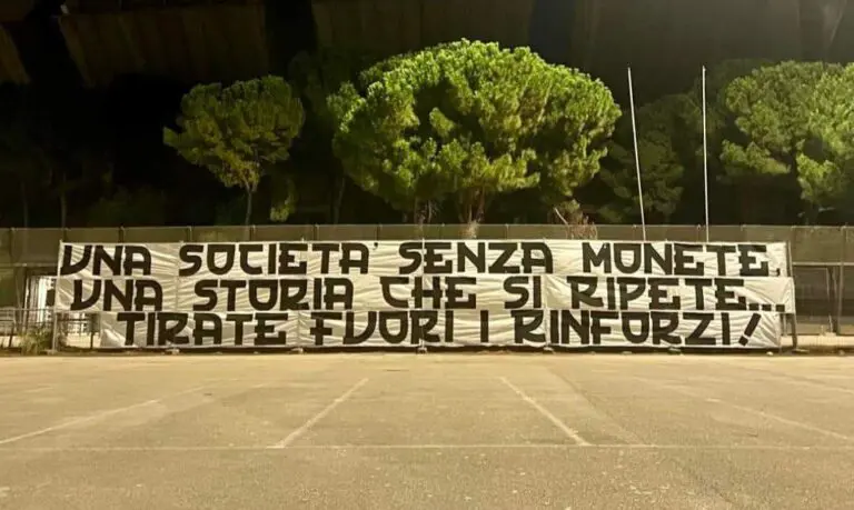 Striscione contestazione Bari