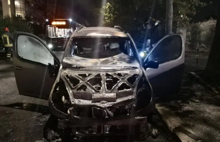 incendiata auto calciatore