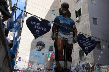 Napoli nel nome di Maradona: il mito che vive oltre il tempo