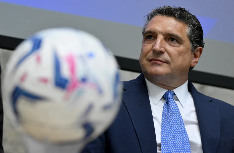 Il calcio "bulimico" e il delitto della domenica: perché FIFA e UEFA stanno uccidendo il nostro rito